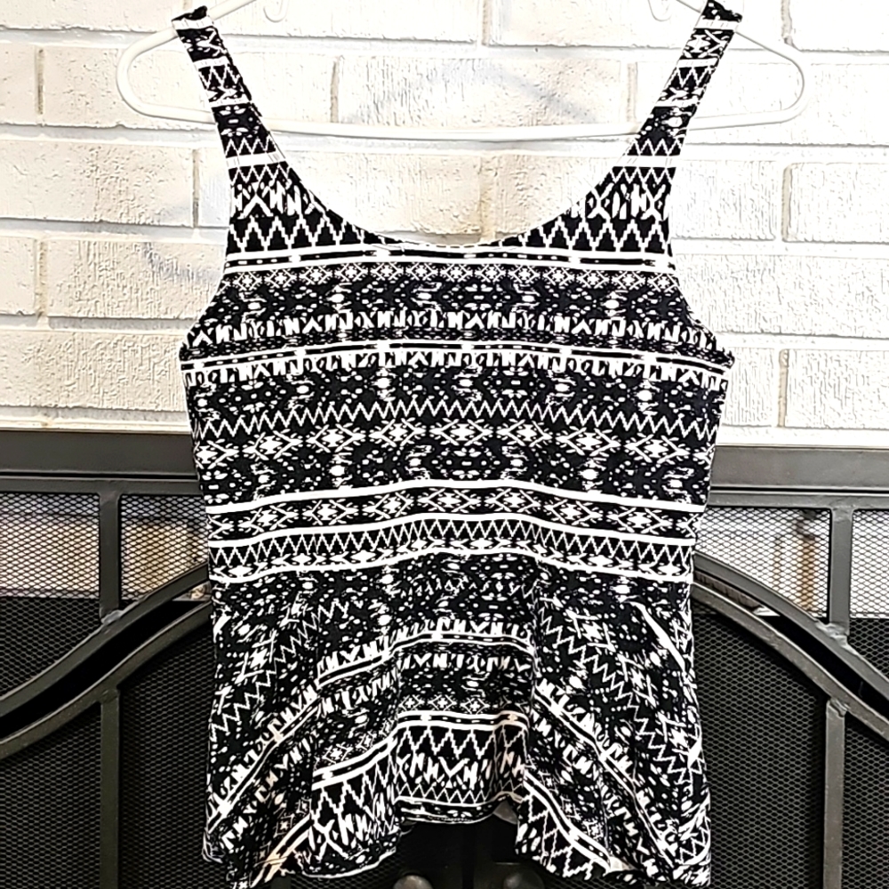 Size M-Express Black & White Geometric Pattern Tank Top